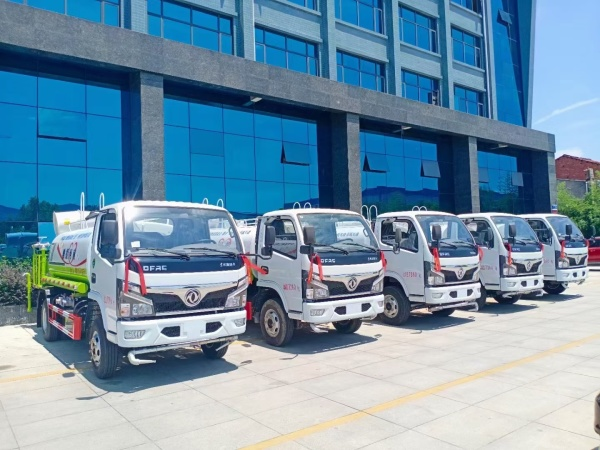 程力威綠化噴灑霧炮抑塵車：打造濕潤的城市生態(tài)環(huán)境
