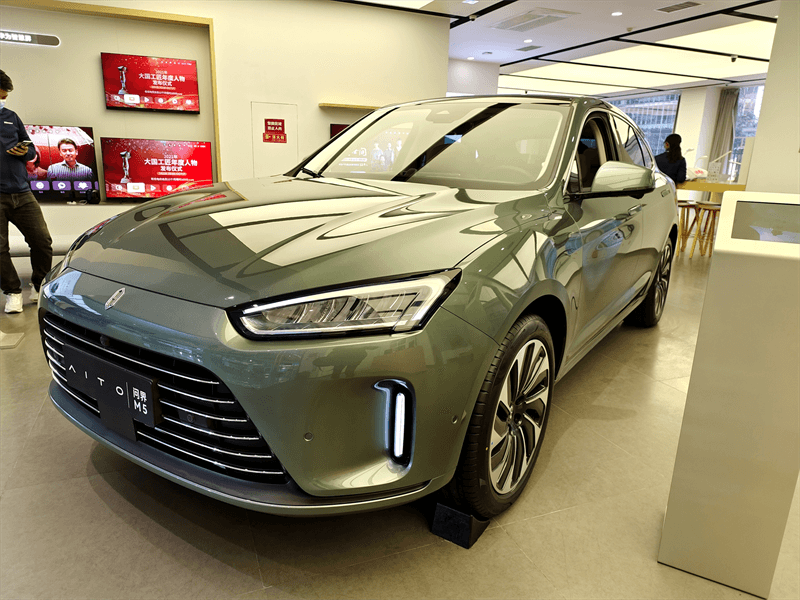 問界 M7 和林肯冒險(xiǎn)家車型對(duì)比
