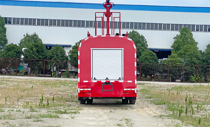 消防中隊添消防新型消防車
