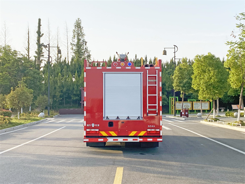 毛毛的大型消防車：由程力專用汽車生產(chǎn)的高性能消防車
